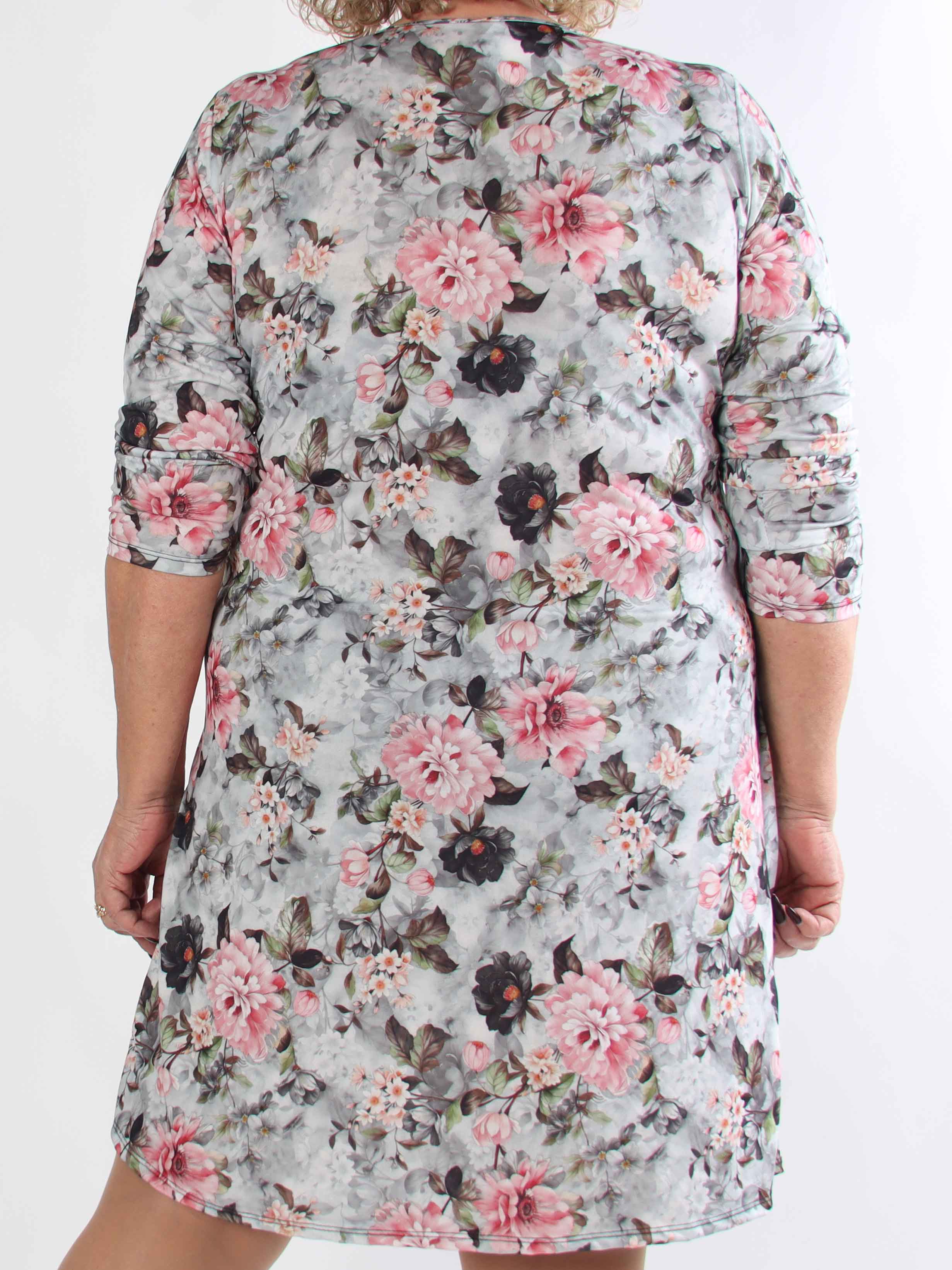 Josie - Sød plus size kjole med fine bonderoser og slå-om look